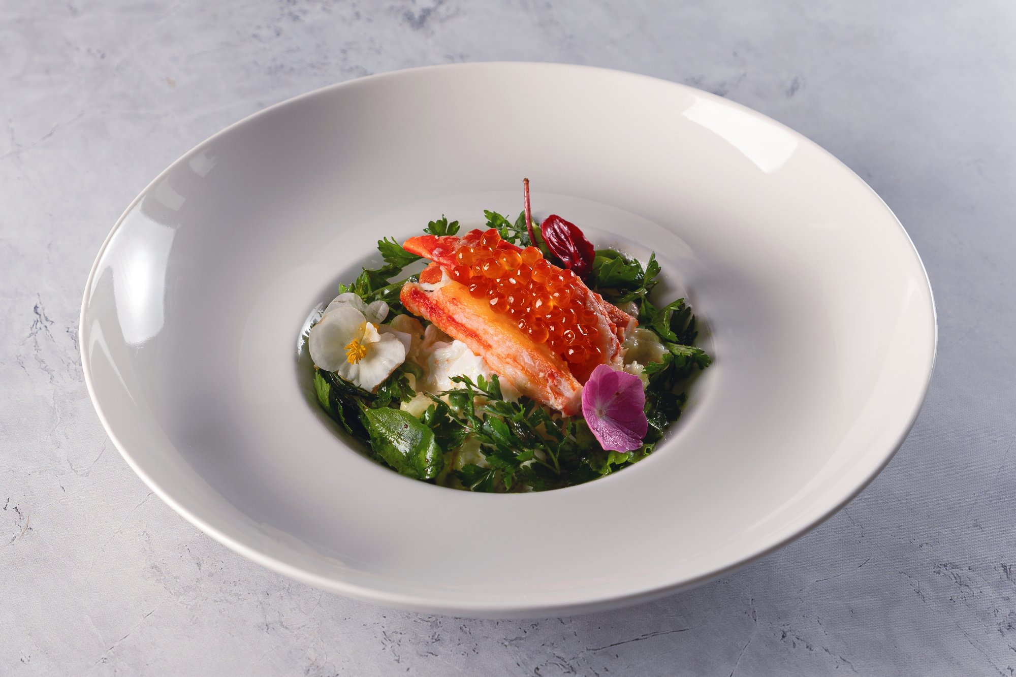 Olivjē salāti ar Kamčatkas krabi un ketas ikriem