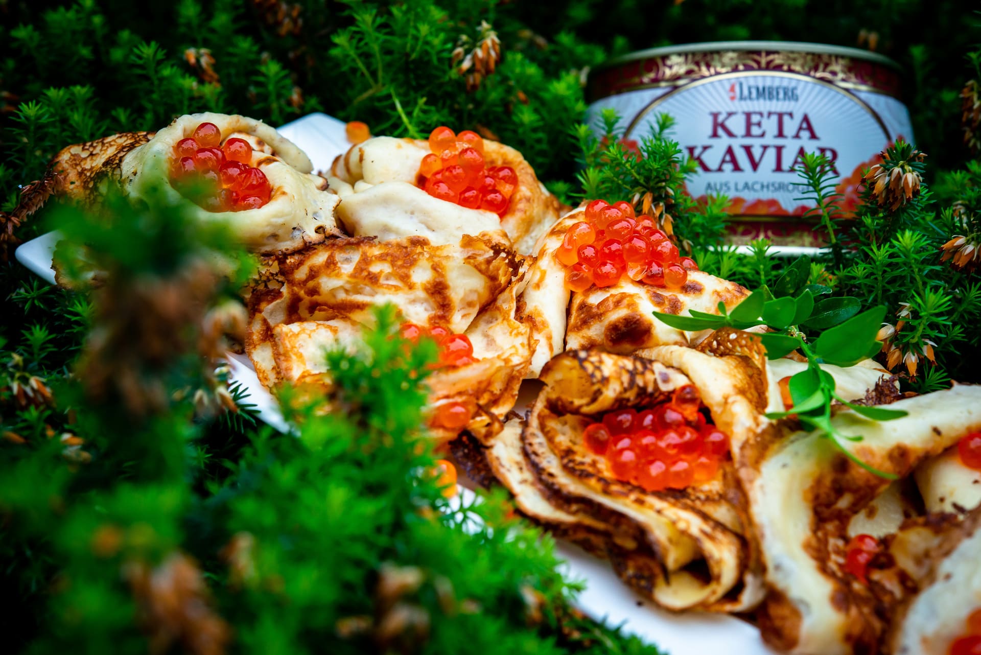 Нежные блинчики с красной и черной икрой – что может быть вкуснее